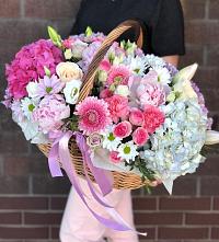 Цветочная композиция из Розы, Хризантемы, Пионы и Лизиантусы в корзине в Добруни