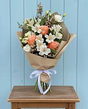 Букет цветов из:  Альстромерии, Лизиантусы, Розы и Хризантемы в Добруни