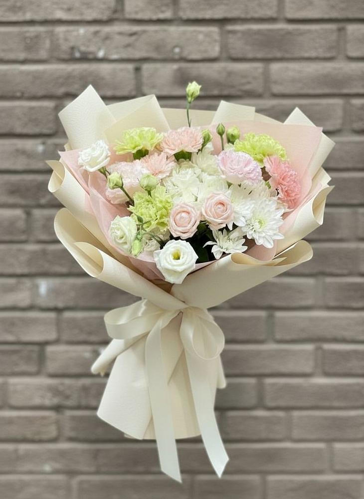 Букет цветов из: Гвоздики, Розы, Лизиантусы и Хризантемы в Добруни