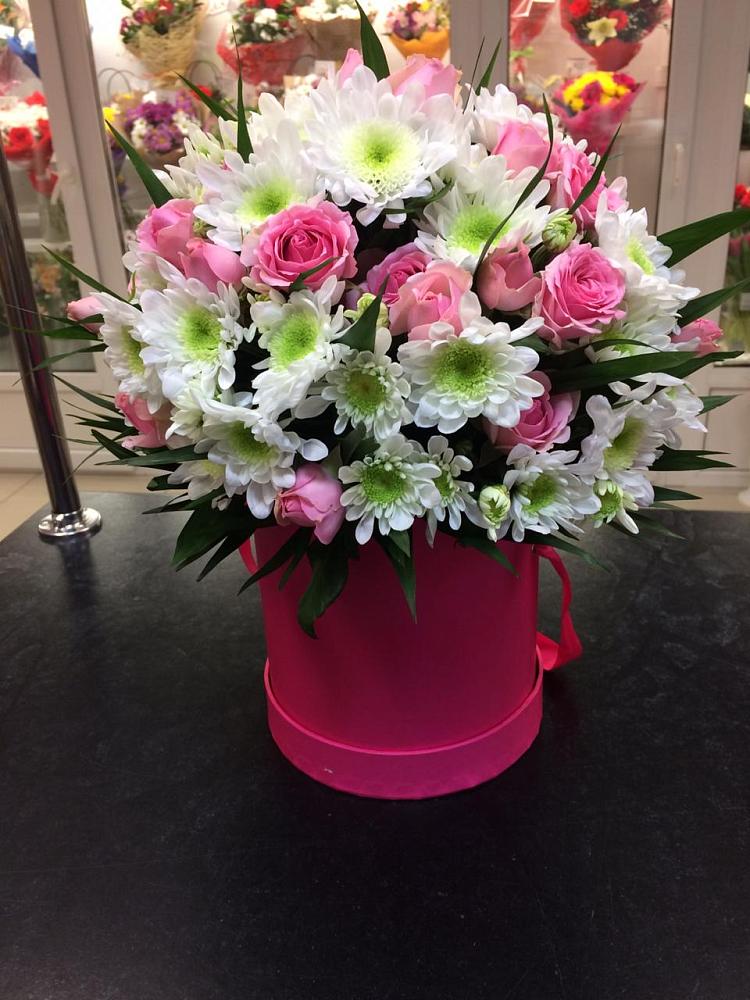 Цветочная композиция из Розы и Хризантемы в шляпной коробке в Добруни