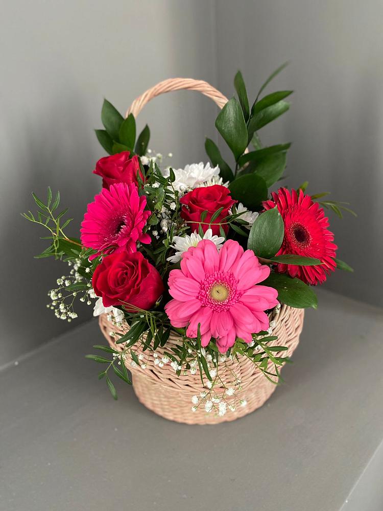 Цветочная композиция из Розы, Хризантемы и Герберы в корзине в Добруни